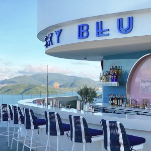 thi-cong-quay-bar-pha-che-sky-blu-panorama-nha-trang