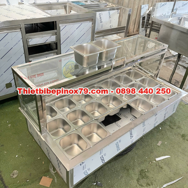 THÙNG ĐÁ INOX 304 ÂM QUẦY 21 KHAY TOPPING NẮP KÍNH LẬT CHUYÊN NGHIỆP, HIỆN ĐẠI, TIỆN LỢI