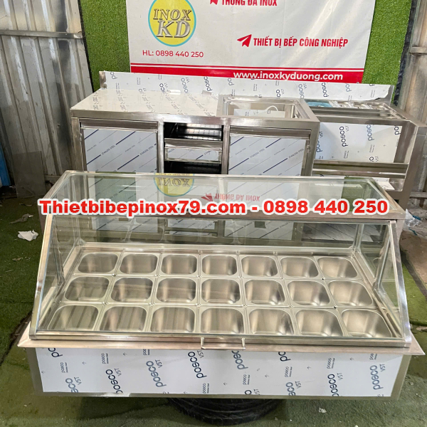 THÙNG ĐÁ INOX 304 ÂM QUẦY 21 KHAY TOPPING NẮP KÍNH LẬT CHUYÊN NGHIỆP, HIỆN ĐẠI, TIỆN LỢI