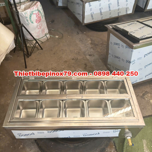 THÙNG ĐÁ INOX 304 ÂM QUẦY 10 KHAY TOPPING NẮP KÍNH LẬT – GIỮ LẠNH LÂU, PHA CHẾ CHUYÊN NGHIỆP