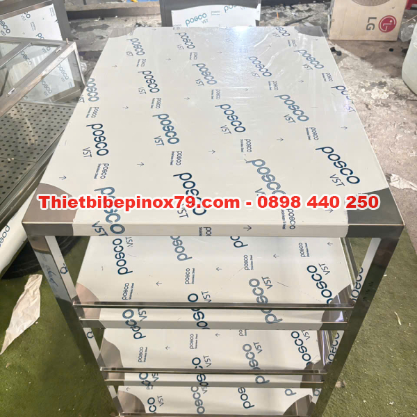 BÀN INOX 4 TẦNG CÓ CHÂN BÁNH XE GIẢI PHÁP LƯU TRỮ VÀ DI CHUYỂN LINH HOẠT