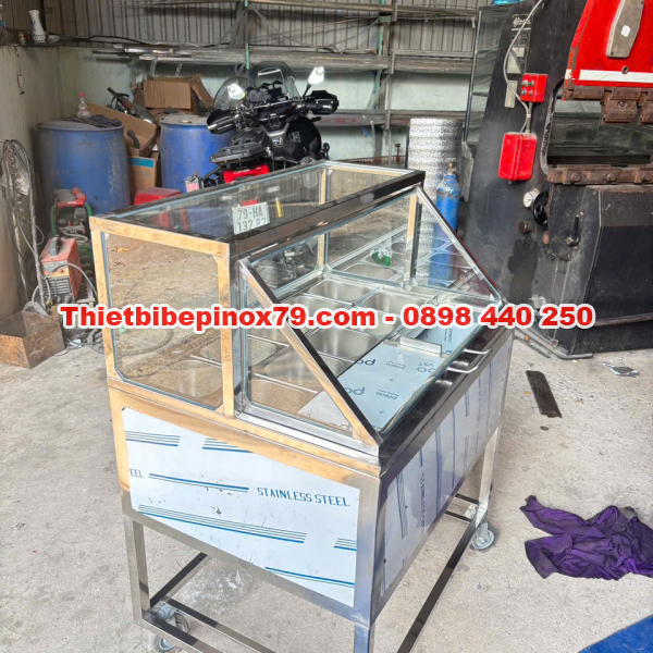 THÙNG ĐÁ INOX KHAY TOPPING NẮP KÍNH LẬT CÓ CHÂN BÁNH XE GIÚP TỐI ƯU KHÔNG GIAN PHA CHẾ