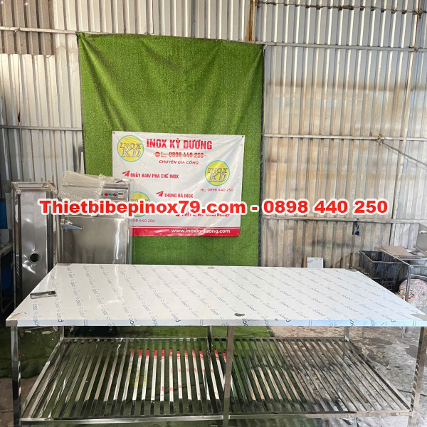 BÀN INOX 304 KÍCH THƯỚC LỚN CÓ KỆ SONG DƯỚI GIÚP SƠ CHẾ VÀ CHẾ BIẾN CHUYÊN NGHIỆP