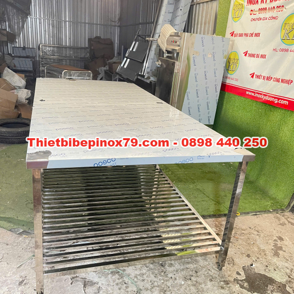 BÀN INOX 304 KÍCH THƯỚC LỚN CÓ KỆ SONG DƯỚI GIÚP SƠ CHẾ VÀ CHẾ BIẾN CHUYÊN NGHIỆP