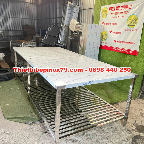BÀN INOX 304 KÍCH THƯỚC LỚN CÓ KỆ SONG DƯỚI GIÚP SƠ CHẾ VÀ CHẾ BIẾN CHUYÊN NGHIỆP