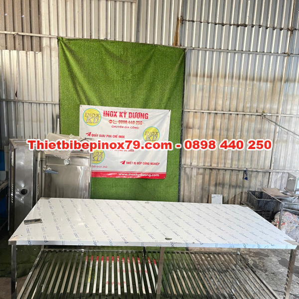 BÀN INOX 304 KÍCH THƯỚC LỚN CÓ KỆ SONG DƯỚI GIÚP SƠ CHẾ VÀ CHẾ BIẾN CHUYÊN NGHIỆP