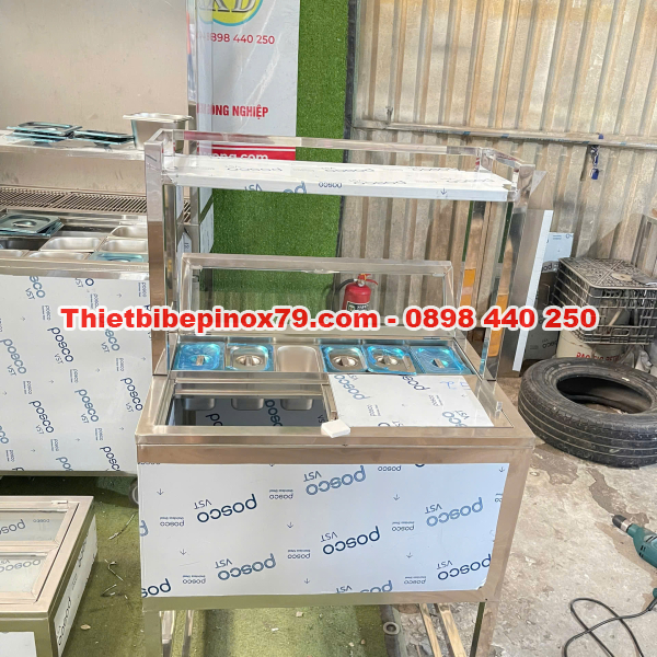 THÙNG ĐÁ INOX 304 TÍCH HỢP 6 KHAY TOPPING CÓ CHÂN BÁNH XE, KỆ TRÊN 2 TẦNG CHO QUÁN TRÀ SỮA