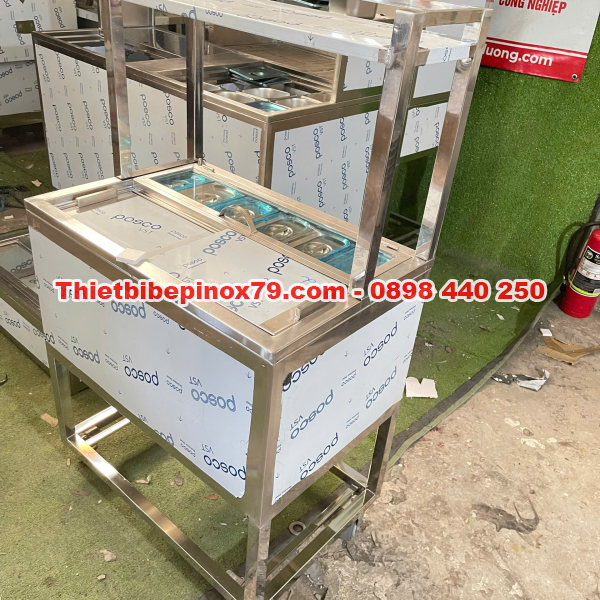 THÙNG ĐÁ INOX 304 TÍCH HỢP 6 KHAY TOPPING CÓ CHÂN BÁNH XE, KỆ TRÊN 2 TẦNG CHO QUÁN TRÀ SỮA