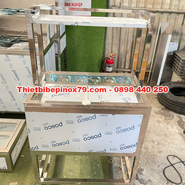 THÙNG ĐÁ INOX 304 TÍCH HỢP 6 KHAY TOPPING CÓ CHÂN BÁNH XE, KỆ TRÊN 2 TẦNG CHO QUÁN TRÀ SỮA