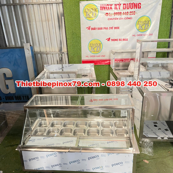 THÙNG ĐÁ INOX NẮP KÍNH LẬT TÍCH HỢP 14 KHAY TOPPING GỌN GÀNG, HIỆN ĐẠI, DỄ PHA CHẾ