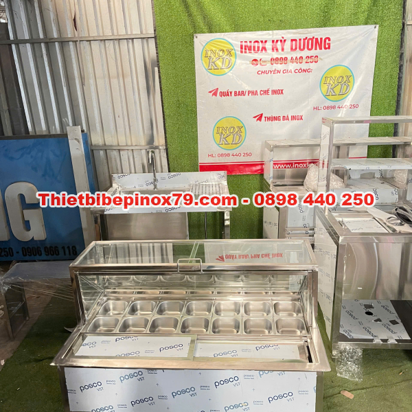 THÙNG ĐÁ INOX NẮP KÍNH LẬT TÍCH HỢP 14 KHAY TOPPING GỌN GÀNG, HIỆN ĐẠI, DỄ PHA CHẾ