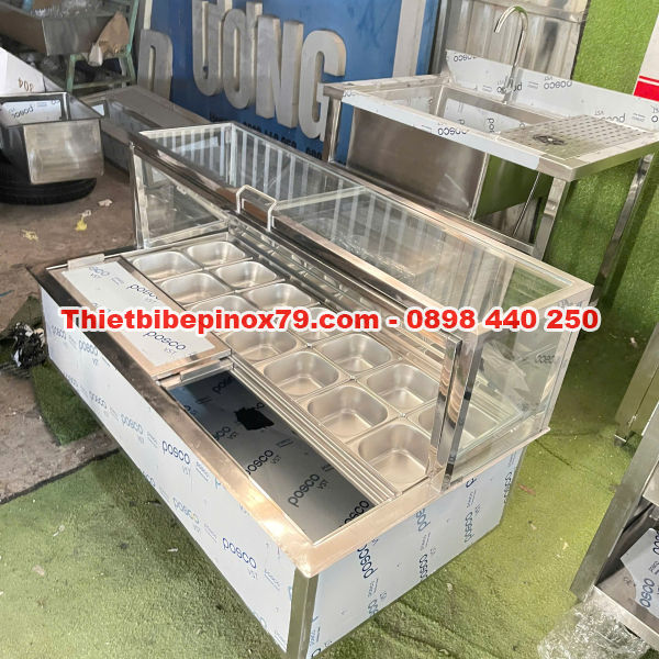 THÙNG ĐÁ INOX NẮP KÍNH LẬT TÍCH HỢP 14 KHAY TOPPING GỌN GÀNG, HIỆN ĐẠI, DỄ PHA CHẾ