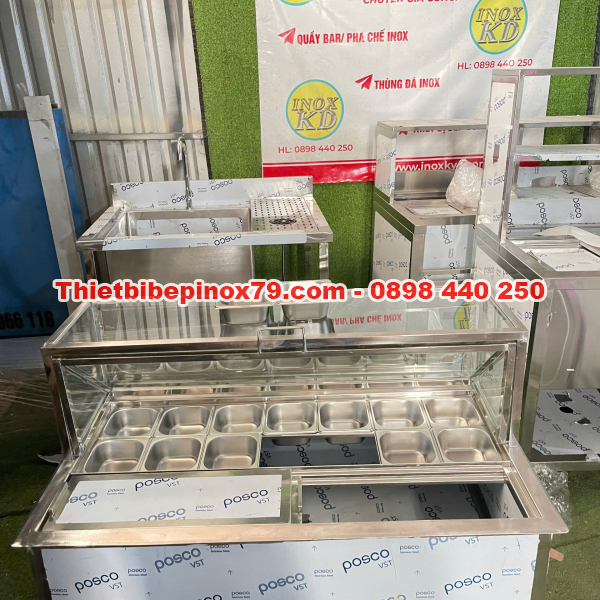 THÙNG ĐÁ INOX NẮP KÍNH LẬT TÍCH HỢP 14 KHAY TOPPING GỌN GÀNG, HIỆN ĐẠI, DỄ PHA CHẾ