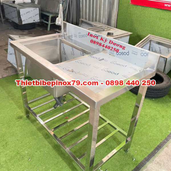 CHẬU RỬA INOX 304 CÔNG NGHIỆP 1 HỐ TÍCH HỢP MẶT BÀN RỘNG, KỆ DƯỚI VÀ VÒI RỬA