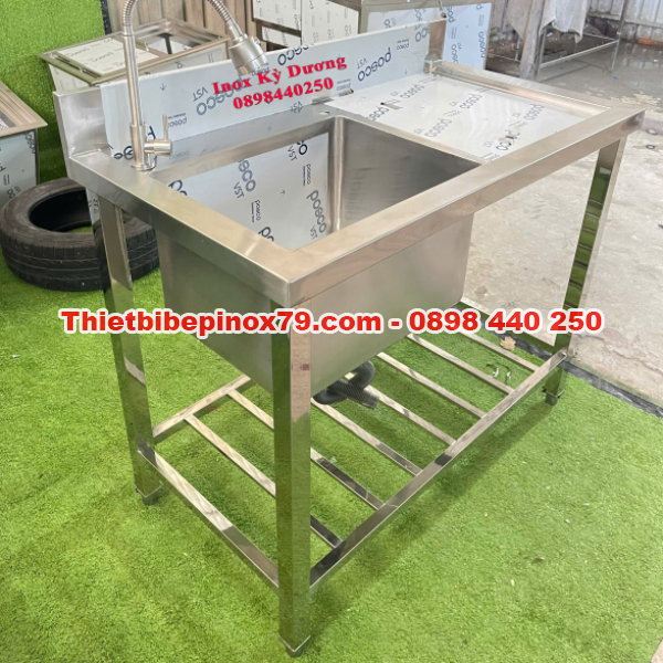 CHẬU RỬA INOX 304 CÔNG NGHIỆP 1 HỐ TÍCH HỢP MẶT BÀN RỘNG, KỆ DƯỚI VÀ VÒI RỬA