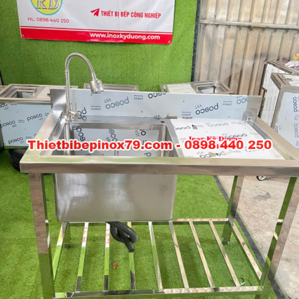 CHẬU RỬA INOX 304 CÔNG NGHIỆP 1 HỐ TÍCH HỢP MẶT BÀN RỘNG, KỆ DƯỚI VÀ VÒI RỬA
