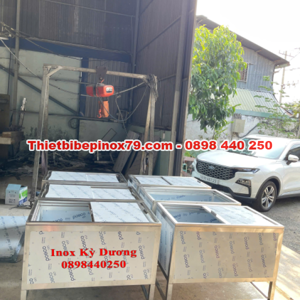 THÙNG ĐÁ INOX 304 CÓ CHÂN CHẮC CHẮN GIA CÔNG TẠI XƯỞNG GÁI CẠNH TRANH