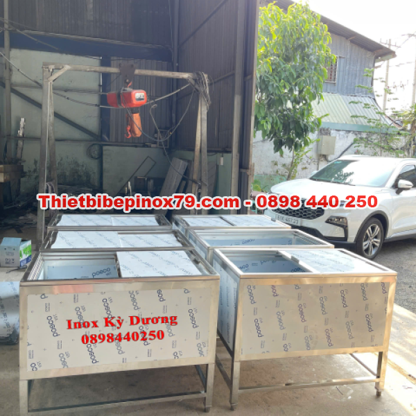 THÙNG ĐÁ INOX 304 CÓ CHÂN CHẮC CHẮN GIA CÔNG TẠI XƯỞNG GÁI CẠNH TRANH