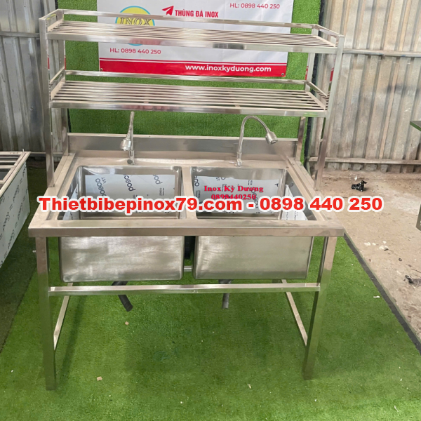 CHẬU RỬA INOX 2 HỘC CÓ KỆ TRÊN CAO CẤP – GIẢI PHÁP TỐI ƯU CHO BẾP CÔNG NGHIỆP