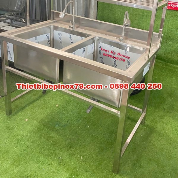 CHẬU RỬA INOX 2 HỘC CÓ KỆ TRÊN CAO CẤP – GIẢI PHÁP TỐI ƯU CHO BẾP CÔNG NGHIỆP
