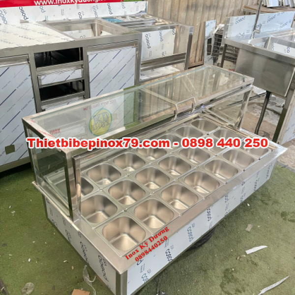 THÙNG ĐÁ INOX 304 NẮP KÍNH LẬT KÈM 21 KHAY TOPPING 1/6 GIA CÔNG TẠI XƯỞNG