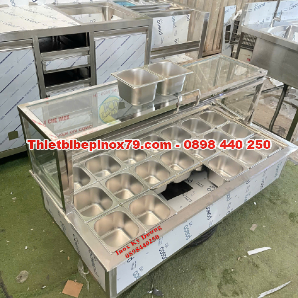 THÙNG ĐÁ INOX 304 NẮP KÍNH LẬT KÈM 21 KHAY TOPPING 1/6 GIA CÔNG TẠI XƯỞNG