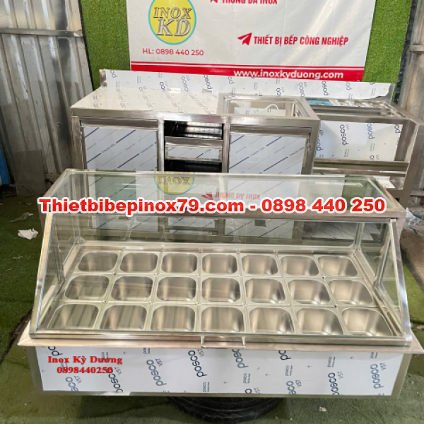 THÙNG ĐÁ INOX 304 NẮP KÍNH LẬT KÈM 21 KHAY TOPPING 1/6 GIA CÔNG TẠI XƯỞNG