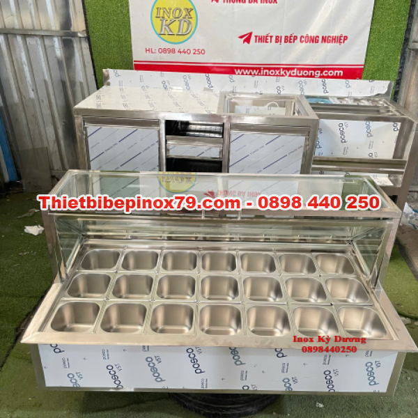 THÙNG ĐÁ INOX 304 NẮP KÍNH LẬT KÈM 21 KHAY TOPPING 1/6 GIA CÔNG TẠI XƯỞNG