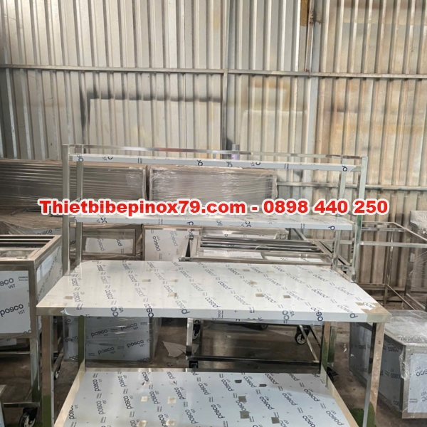  BÀN INOX HAI TẦNG PHẲNG KÈM KỆ TRÊN HAI TẦNG 
