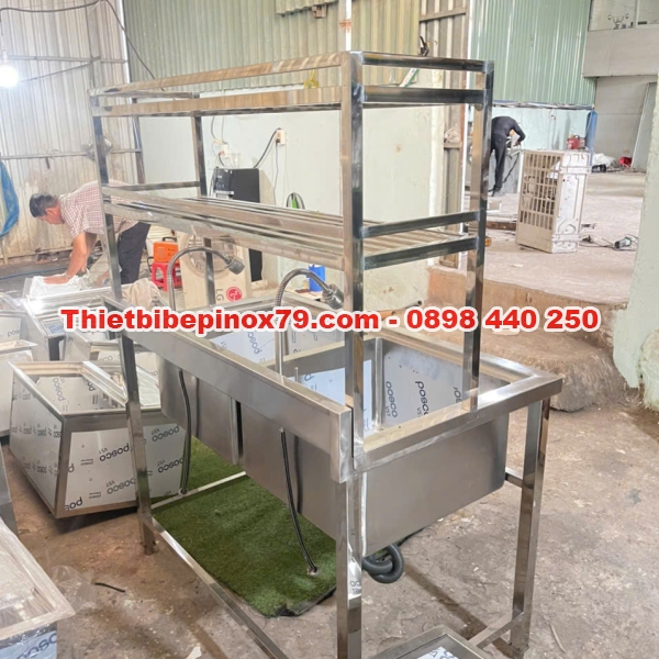 CHẬU RỬA HAI  HỌC CÓ CHÂN ĐỨNG KÈM  KỆ SONG TRÊN HAI TẦNG DÀI MỘT MÉT HAI