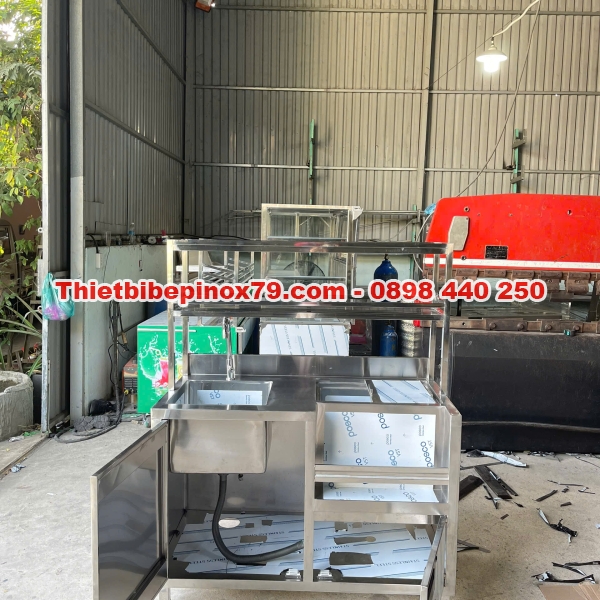 QUẦY PHA CHẾ INOX CÓ KỆ TRÊN VÀ ẬU RỬA – THIẾT KẾ TIỆN LỢI, TỐI ƯU KHÔNG GIAN