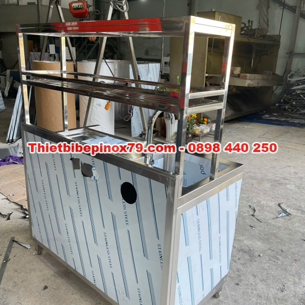 QUẦY PHA CHẾ INOX CÓ KỆ TRÊN VÀ ẬU RỬA – THIẾT KẾ TIỆN LỢI, TỐI ƯU KHÔNG GIAN