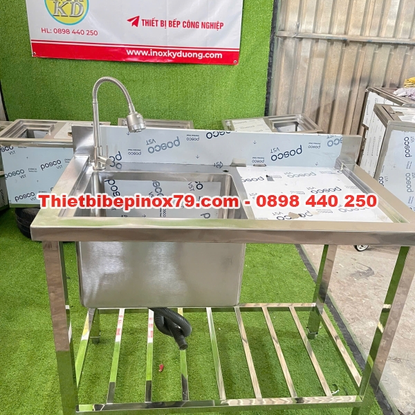 CHẬU RỬA INOX 304 CÔNG NGHIỆP 1 HỐ TÍCH HỢP MẶT BÀN RỘNG, KỆ DƯỚI VÀ VÒI RỬA