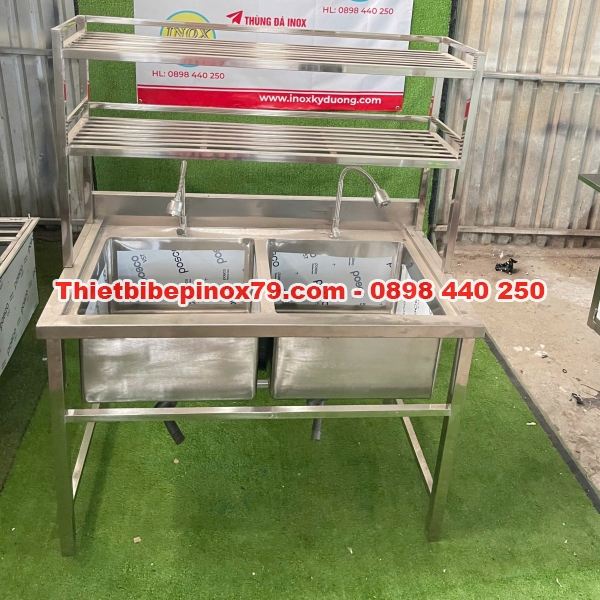 CHẬU RỬA INOX 2 HỘC CÓ KỆ TRÊN CAO CẤP – GIẢI PHÁP TỐI ƯU CHO BẾP CÔNG NGHIỆP