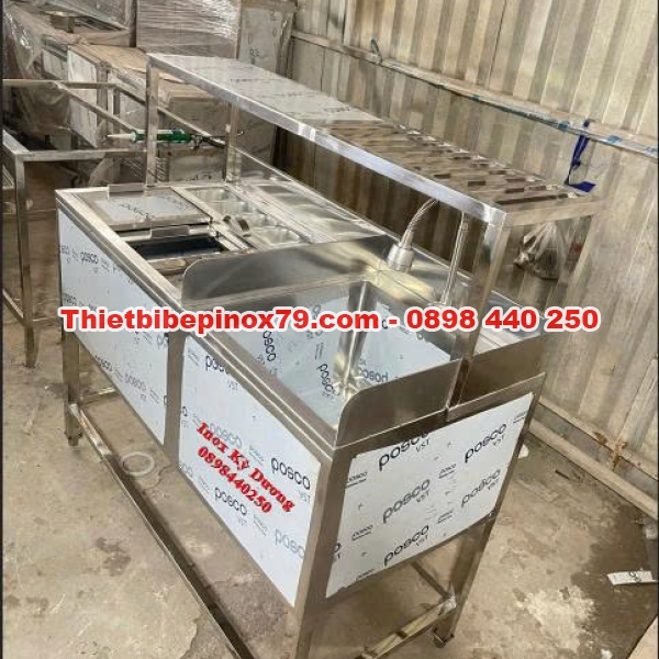 THÙNG ĐÁ INOX KÈM CHẬU RỬA TÍCH HỢP KỆ TRÊN – GIẢI PHÁP 2 TRONG 1 CHO QUẦY PHA CHẾ CHUYÊN NGHIỆP