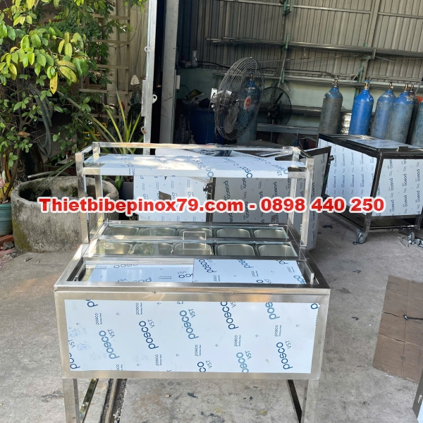 THÙNG ĐÁ INOX CÓ CHÂN TÍCH HỢP KHAY TOPPING GIẢI PHÁP BẢO QUẢN HIỆN ĐẠI CHO TRÀ SỮA