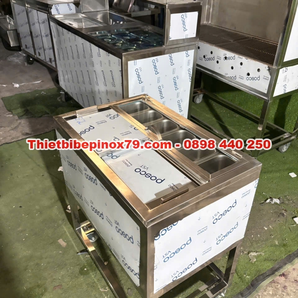 THÙNG ĐÁ INOX KHAY TOPPING CÓ CHÂN BNAHS XE GIÚP PHA CHẾ CHUYÊN NGHIỆP CHO QUÁN TRÀ SỮA