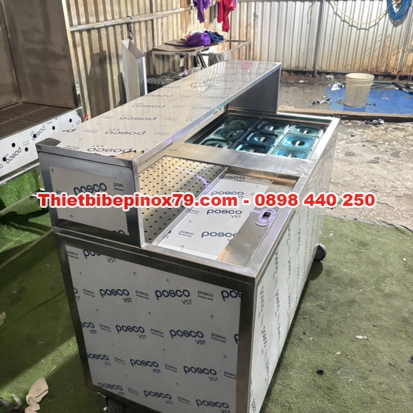 THÙNG ĐÁ INOX 304 CÓ CHÂN BÁNH XE KÈM KHAY TOPPING VÀ KỆ TRÊN TIỆN LỢI 