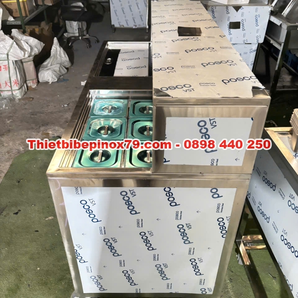 THÙNG ĐÁ INOX 304 CÓ CHÂN BÁNH XE KÈM KHAY TOPPING VÀ KỆ TRÊN TIỆN LỢI 