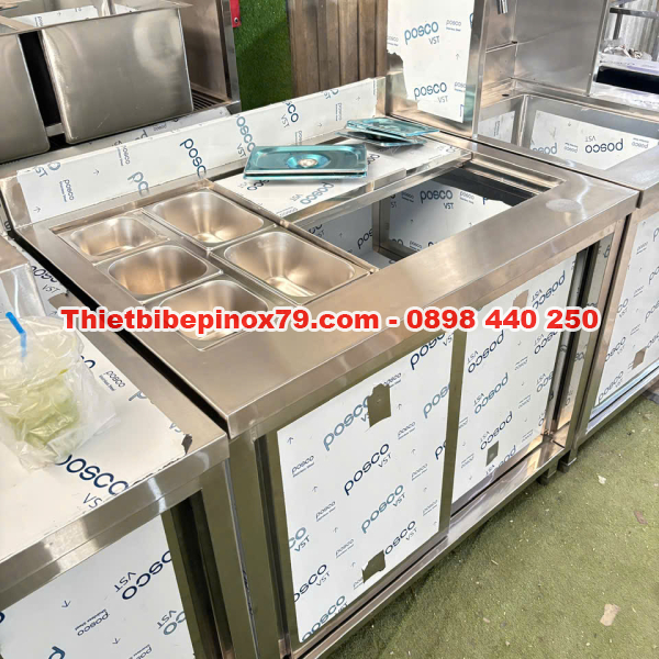 QUẦY PHA CHẾ INOX 304 CÓ TỦ DƯỚI TÍCH HỢP THÙNG ĐÁ VÀ KHAY TOPPING TIỆN LỢI