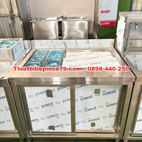 QUẦY PHA CHẾ INOX 304 CÓ TỦ DƯỚI TÍCH HỢP THÙNG ĐÁ VÀ KHAY TOPPING TIỆN LỢI