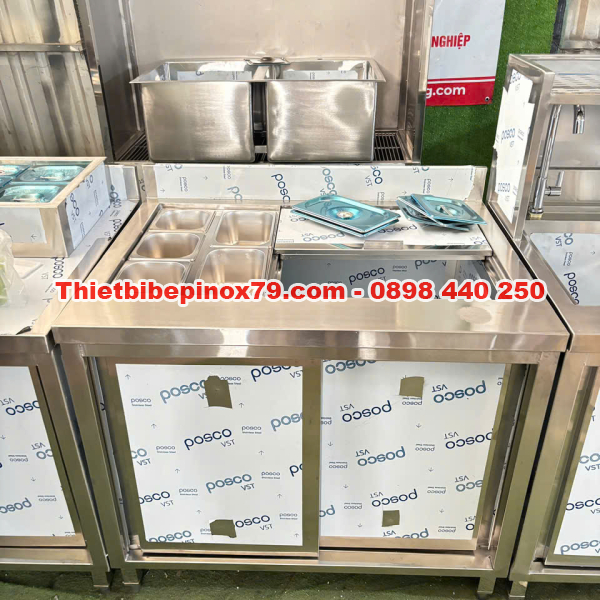 QUẦY PHA CHẾ INOX 304 CÓ TỦ DƯỚI TÍCH HỢP THÙNG ĐÁ VÀ KHAY TOPPING TIỆN LỢI