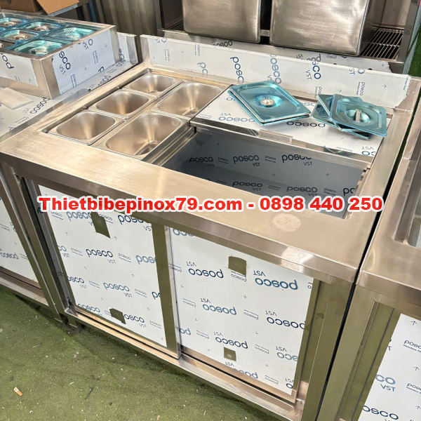 QUẦY PHA CHẾ INOX 304 CÓ TỦ DƯỚI TÍCH HỢP THÙNG ĐÁ VÀ KHAY TOPPING TIỆN LỢI