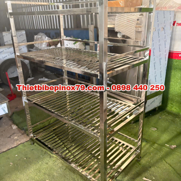 KỆ INOX 4 TẦNG INOX 304 CAO CẤP GIẢI PHÁP LƯU TRỮ CHUYÊN NGHIỆP CHO BẾP CÔNG NGHIỆP